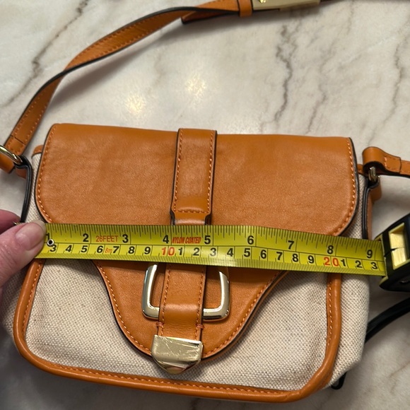 Adorable G.I.L.I. Elegant Burnt Orange and Cream Linen Cross Body Bag - Picture 6 of 8